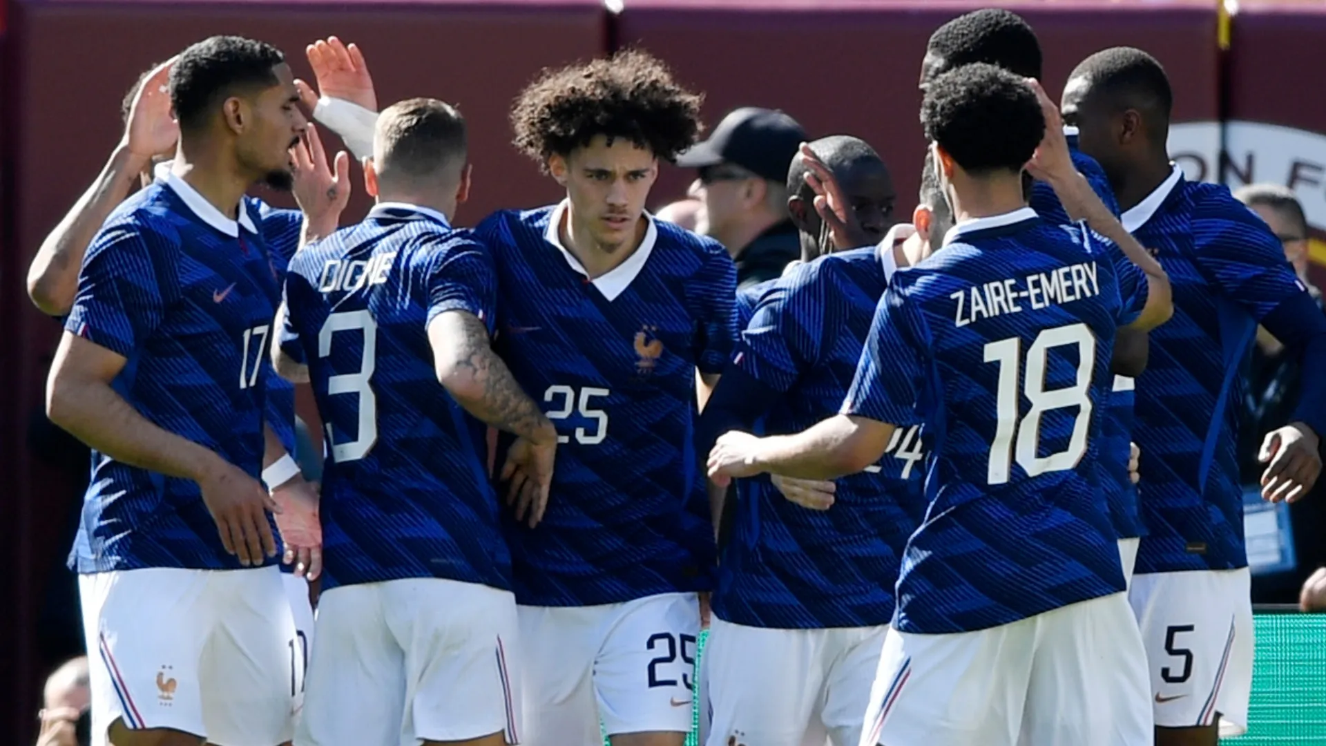 Jogadores da França comemorando um gol