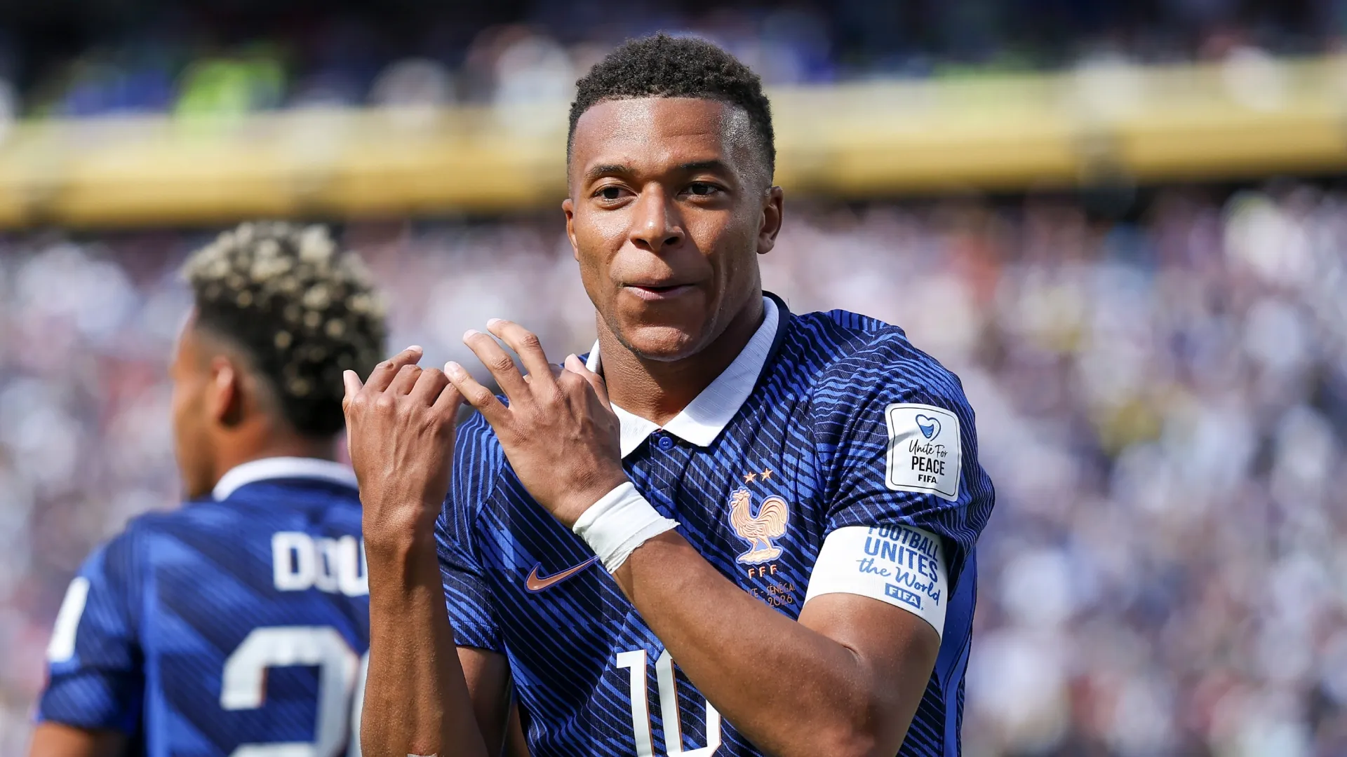 Kylian Mbappe #10 da França comemorando.