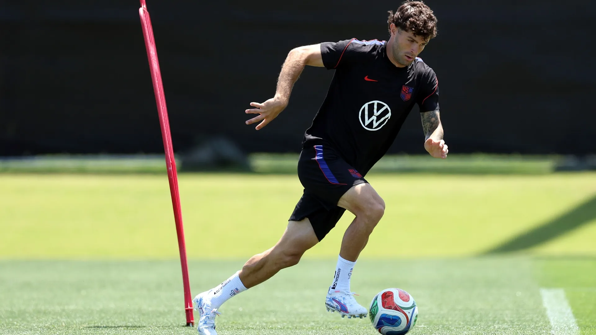 Christian Pulisic, dos Estados Unidos, participa de um treinamento.