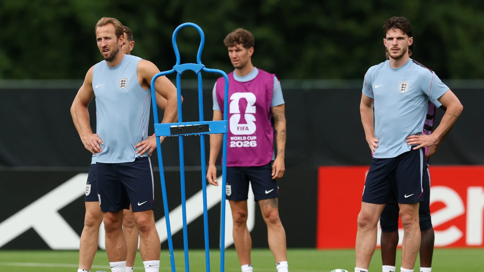 Harry Kane #9 e Declan Rice #4 da Inglaterra durante o treinamento.