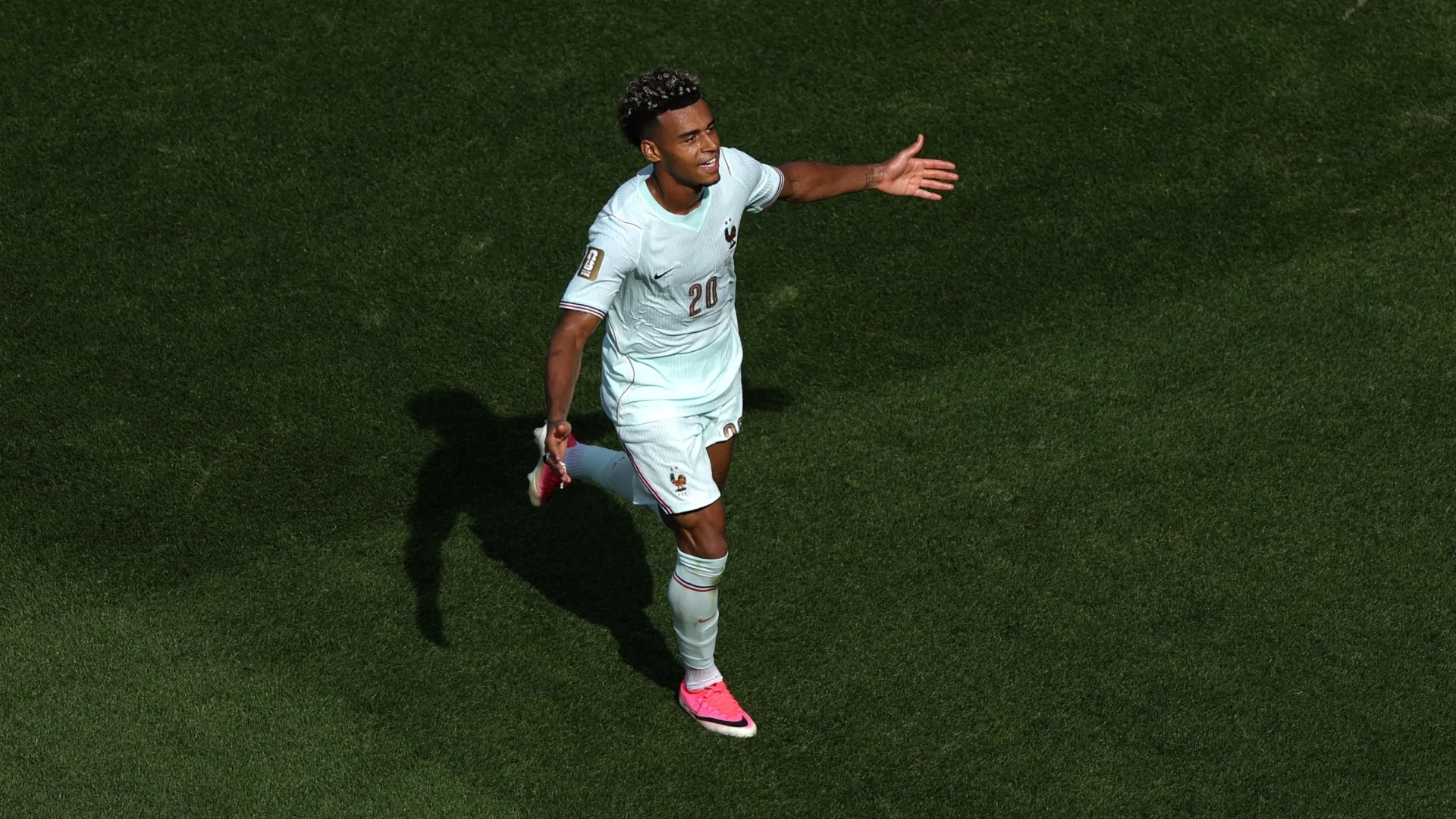 Desire Doue #20 da França comemora depois de marcar contra a Noruega.