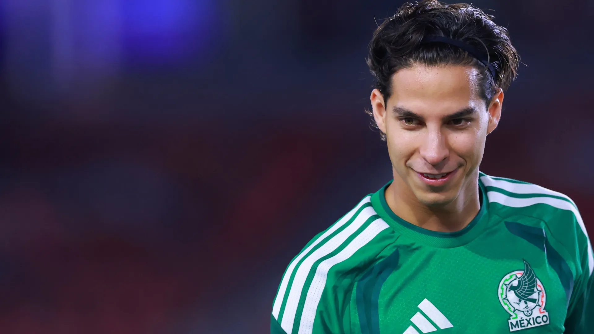 Diego Lainez, do México, observa.