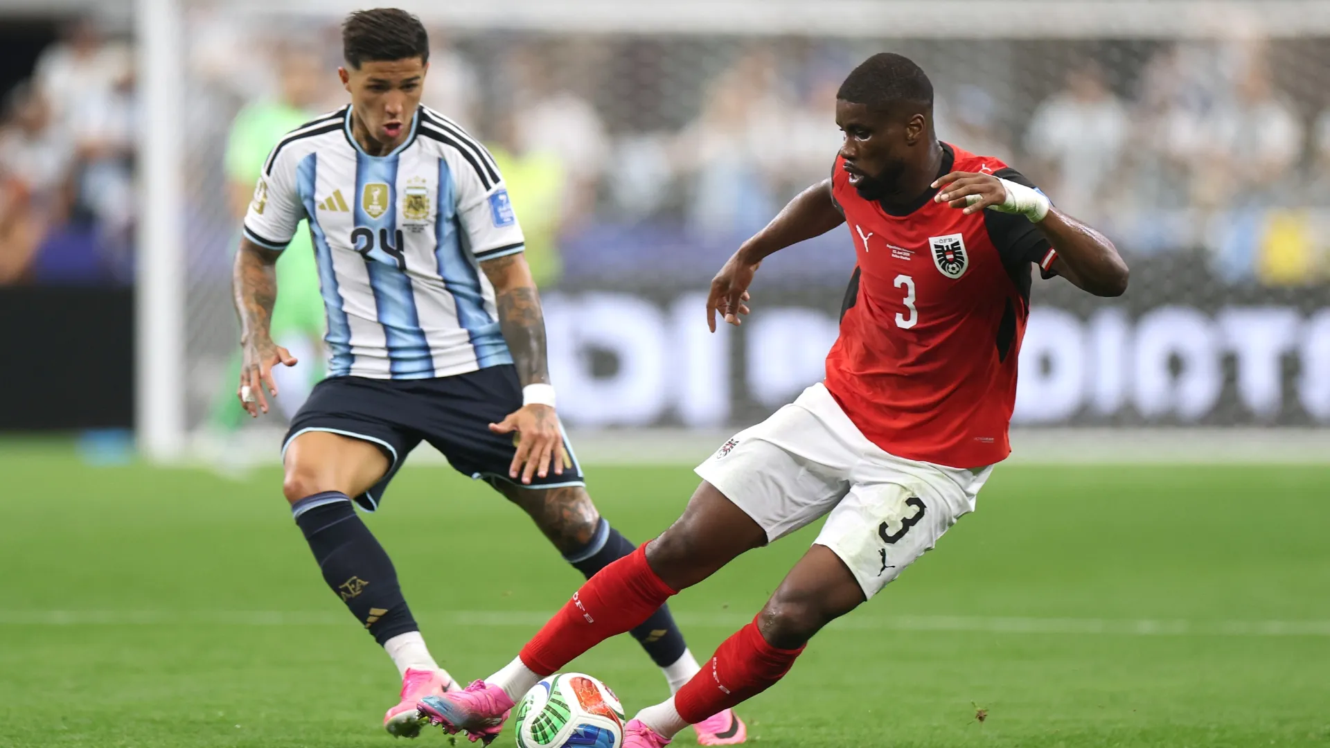 Kevin Danso #3 da Áustria controla a bola contra Enzo Fernandez #24 da Argentina.