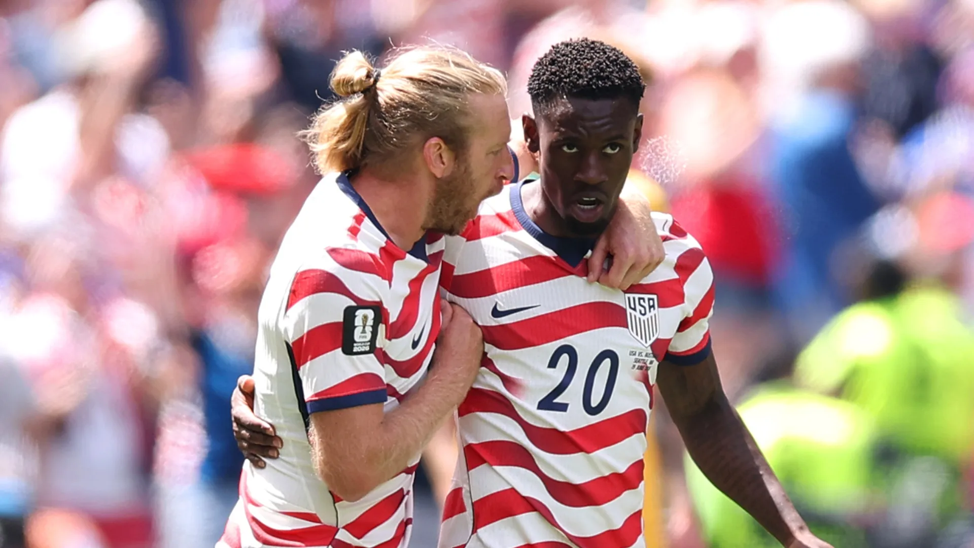 Tim Ream #13 e Folarin Balogun #20 dos Estados Unidos.