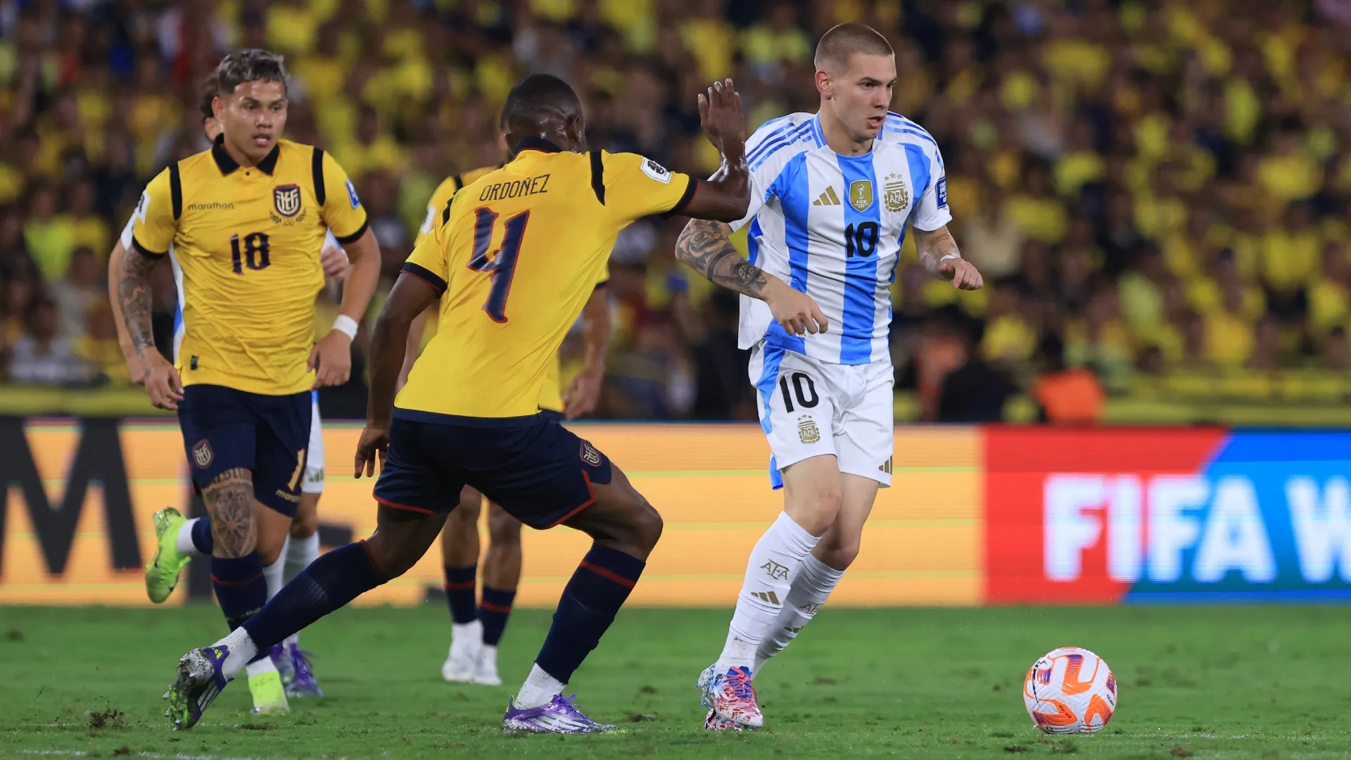 Franco Mastantuono da Argentina é desafiado por Joel Ordoñez do Equador.