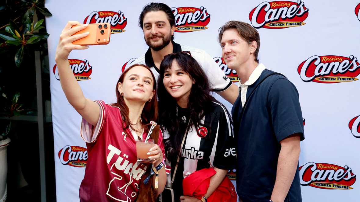 joey-king-copa do mundo Celebridades se juntando ao Raising Cane