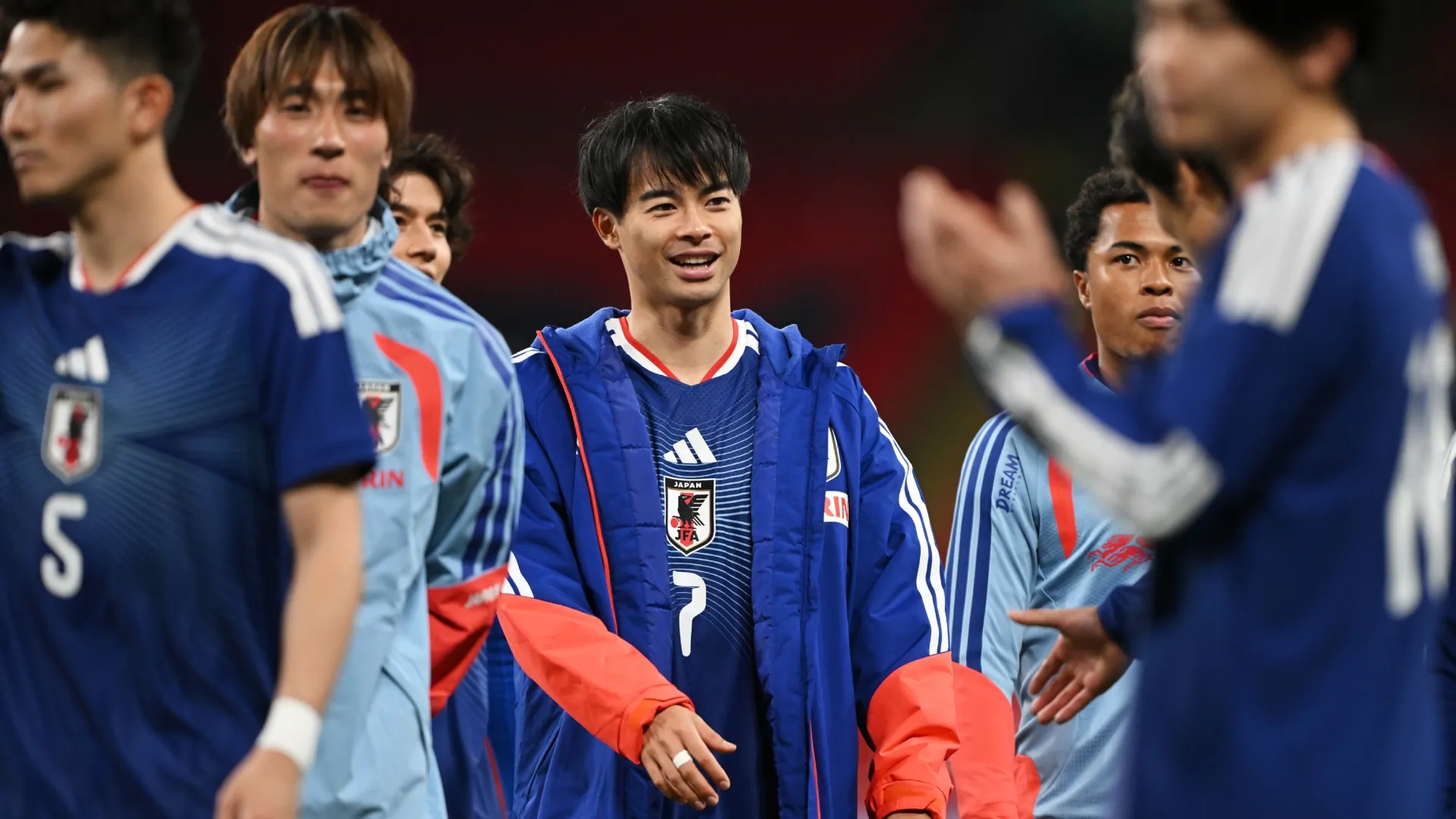 Kaoru Mitoma do Japão comemora a vitória.
