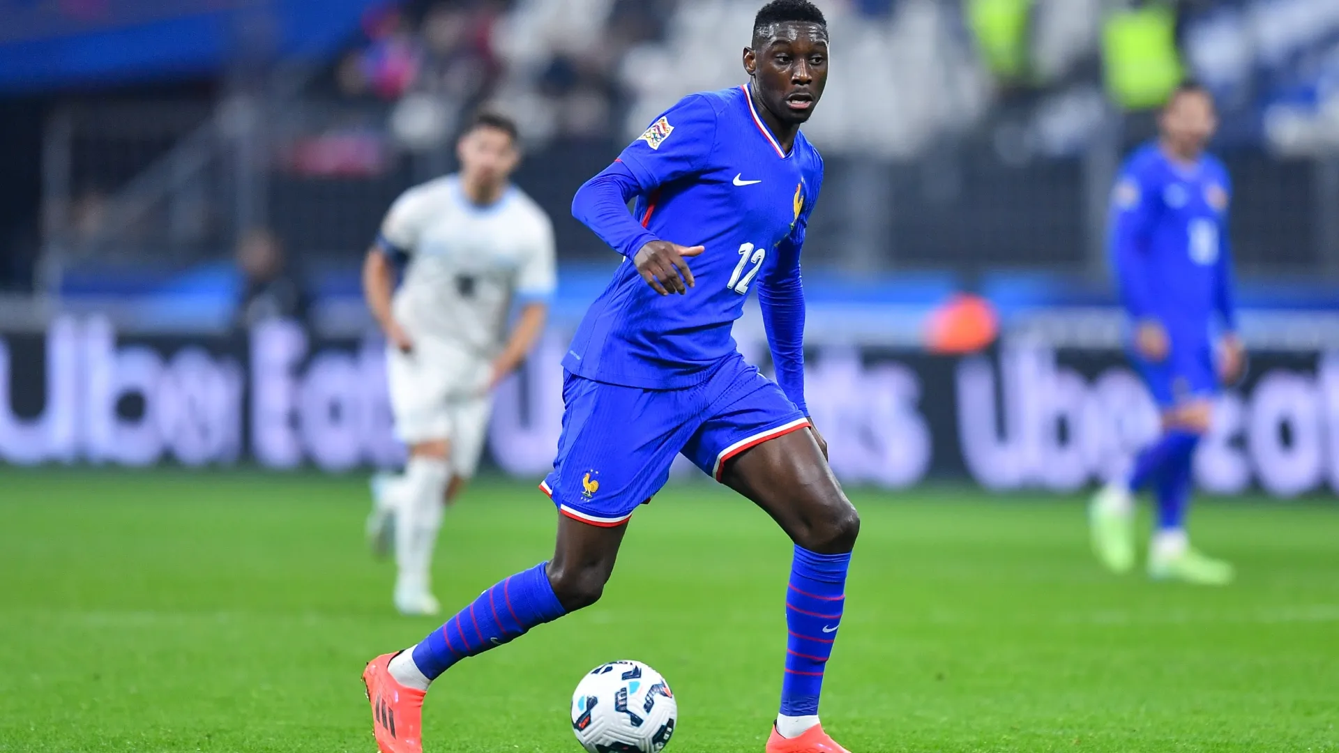 Randal Kolo Muani, da França, corre com a bola.