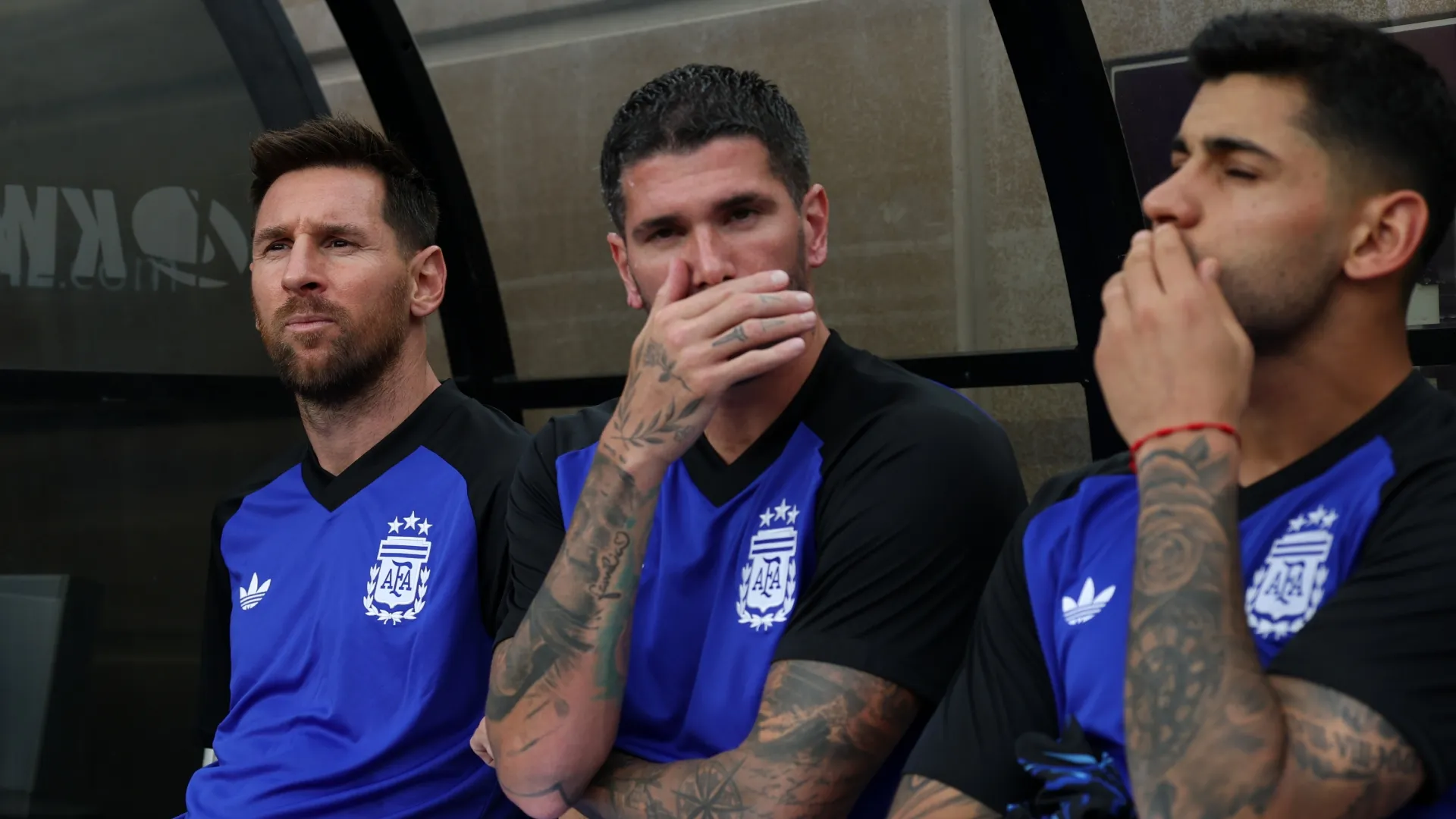 Lionel Messi observa antes do amistoso internacional entre Argentina e Honduras.