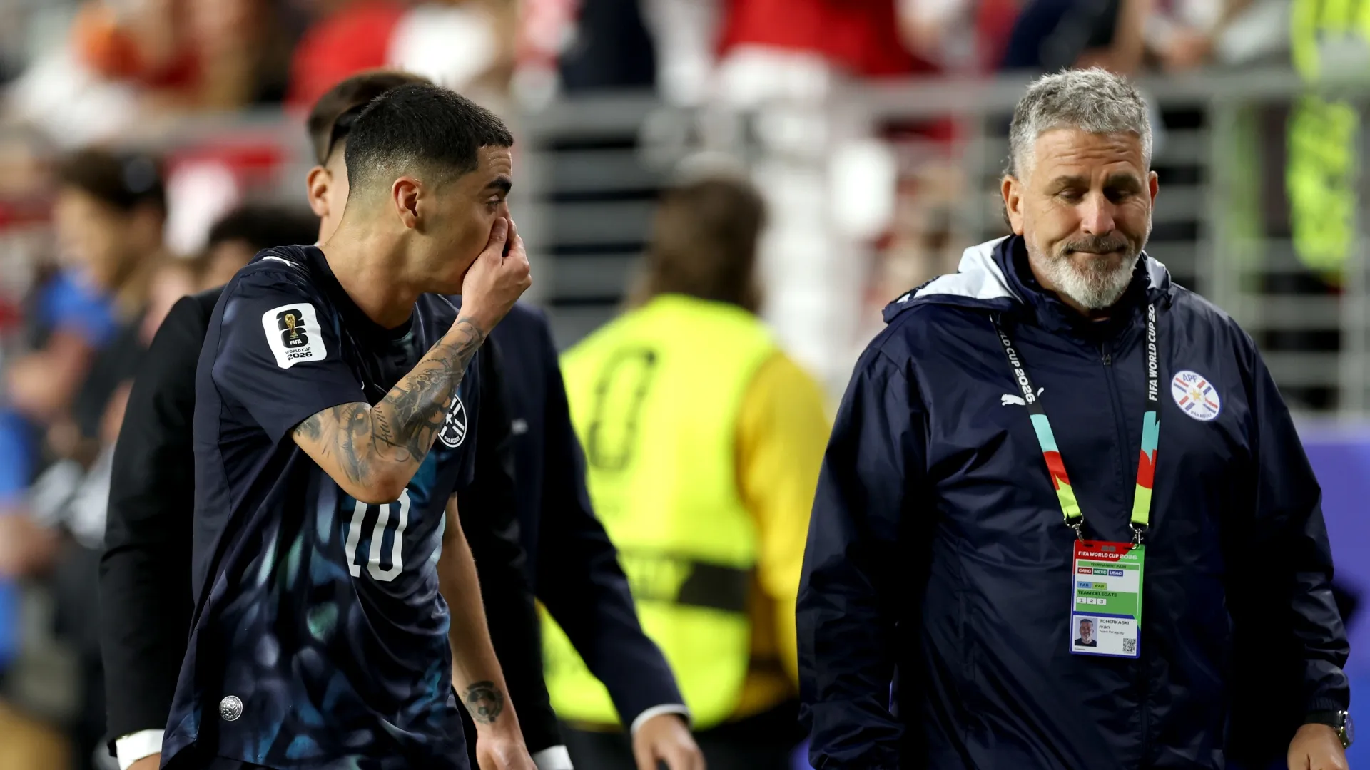 Miguel Almiron #10 do Paraguai reage após receber cartão vermelho por cobrir a boca.