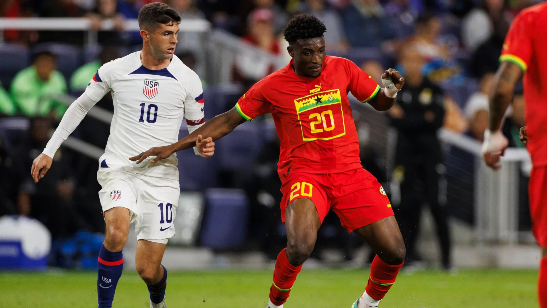 Christian Pulisic, dos Estados Unidos, desafia Mohammed Kudus, do 20º lugar de Gana.