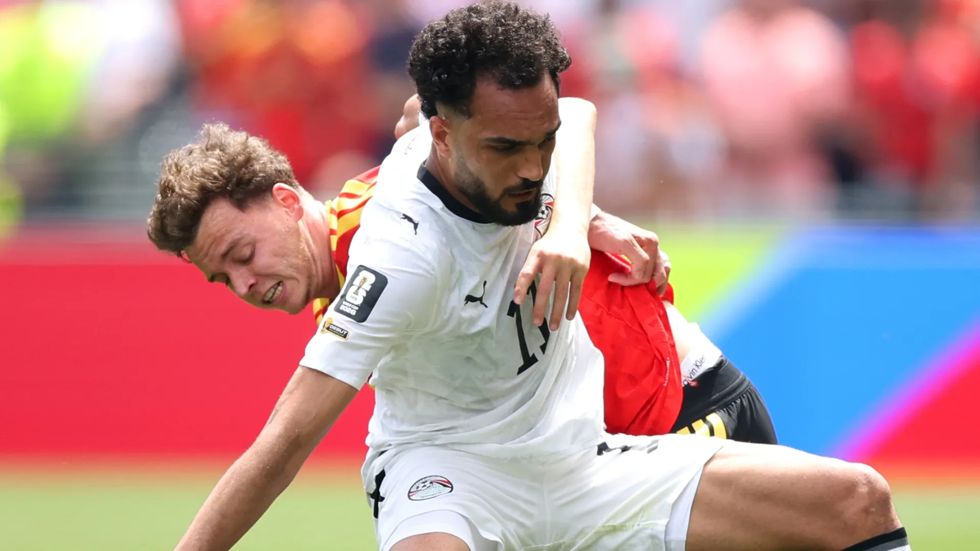 Mostafa Zico #11 do Egito é desafiado por Maxim De Cuyper #5 da Bélgica.