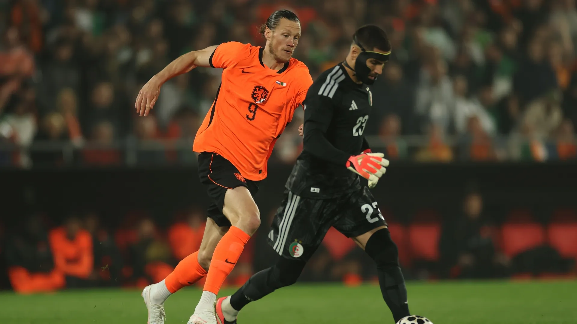 Wout Weghorst, da Holanda, persegue o goleiro Luca Zidane, da Argélia.