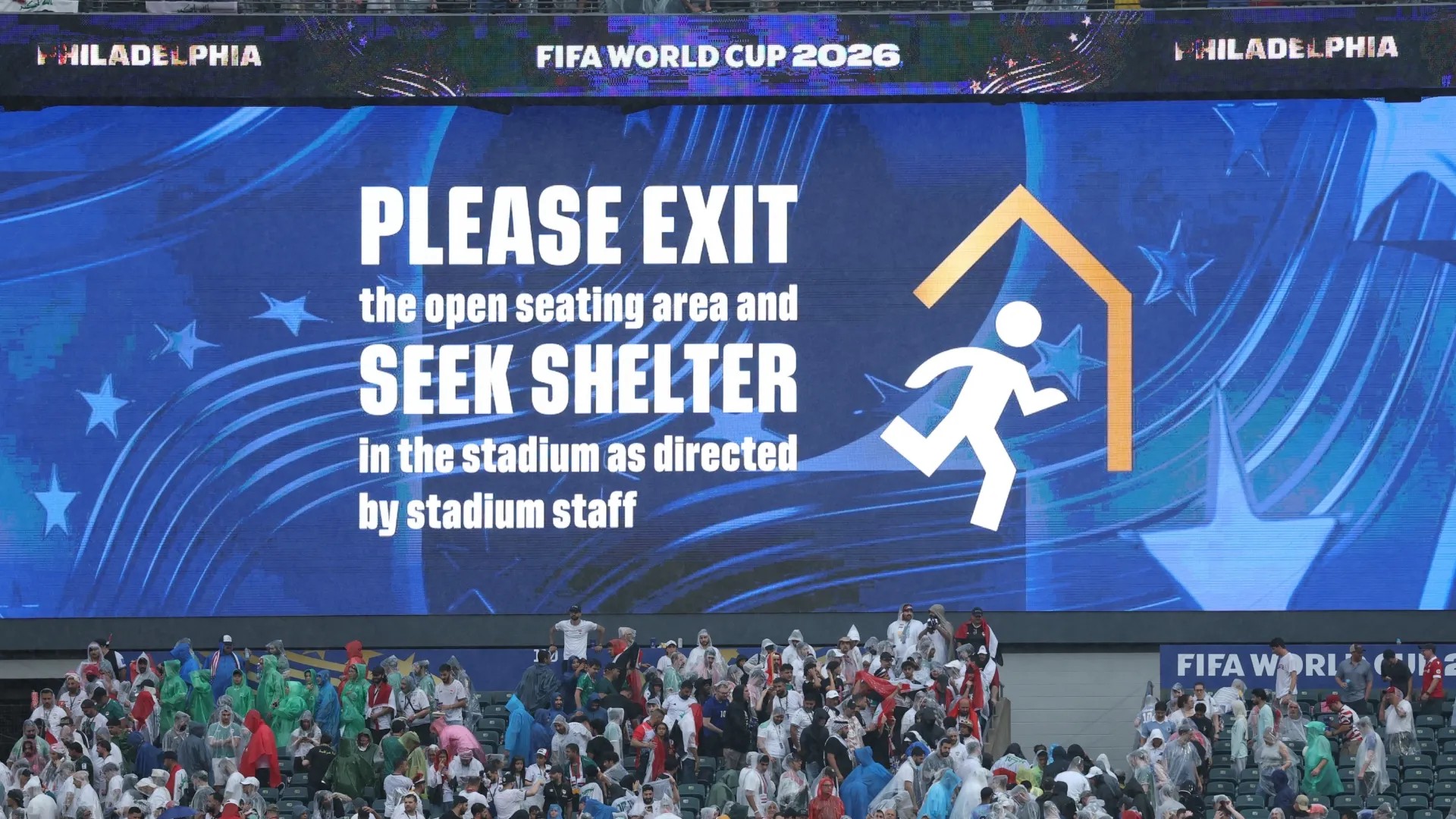 A tela grande do Philadelphia Stadium mostra um aviso meteorológico durante o intervalo.
