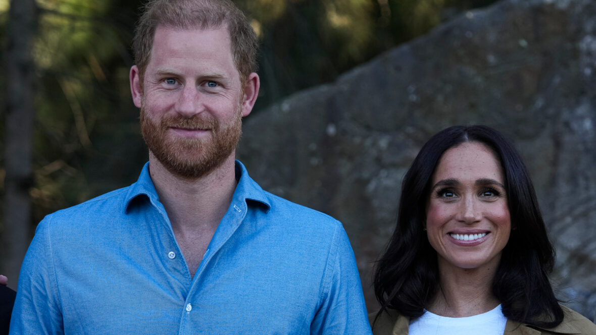 Príncipe Harry, Duque de Sussex e Meghan, Duquesa de Sussex posam para uma foto durante uma Scar Tree Walk