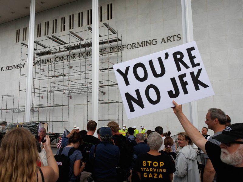 Nome de Donald Trump é removido por completo da fachada do Kennedy Center