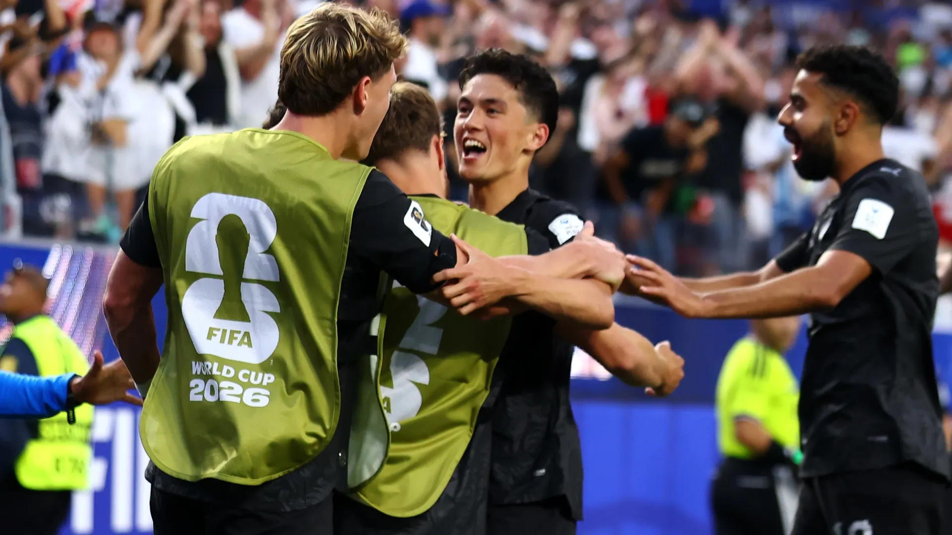 Elijah Just nº 11 da Nova Zelândia comemora com seus companheiros após marcar um gol.