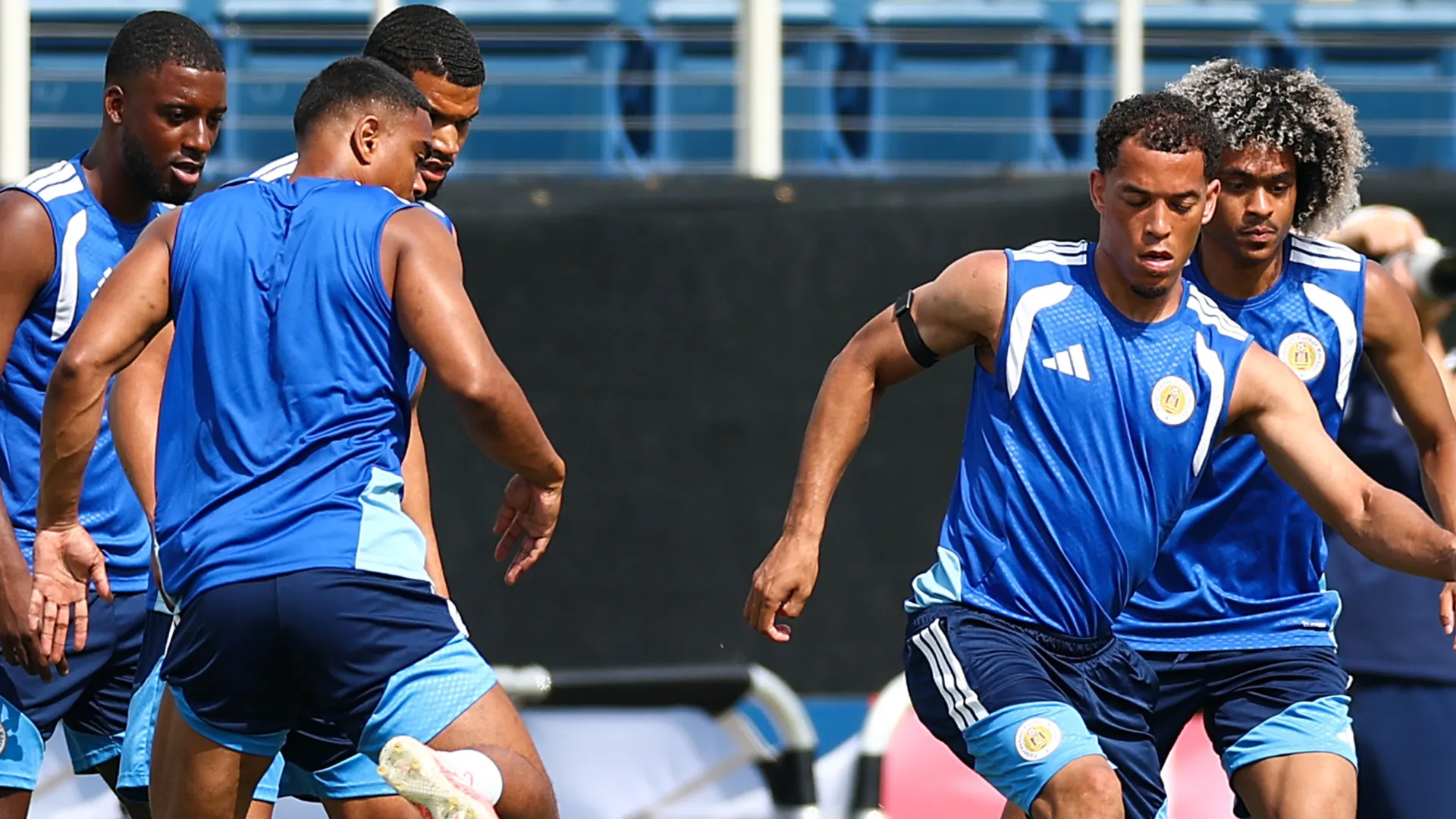 Juriën Gaari nº 3 de Curaçao procura jogar bola durante o treinamento.