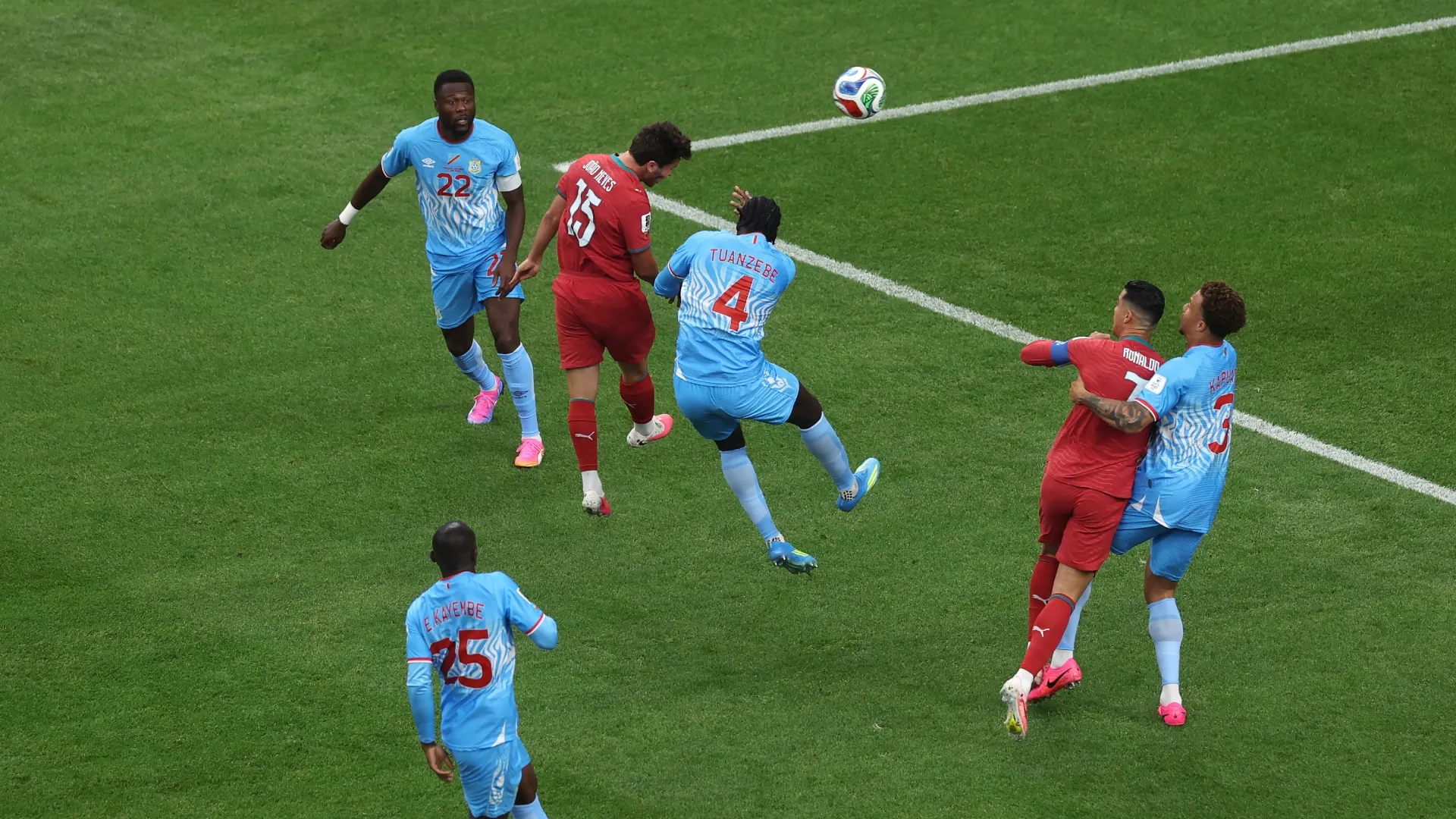 Joao Neves #15 de Portugal pontua contra DR Congo.