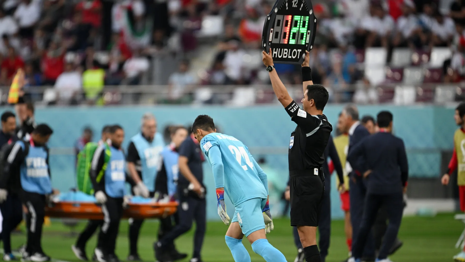 Hossein Hosseini, do IR Irã, foi contratado para substituir Alireza Beiranvand contra a Inglaterra devido a uma concussão.