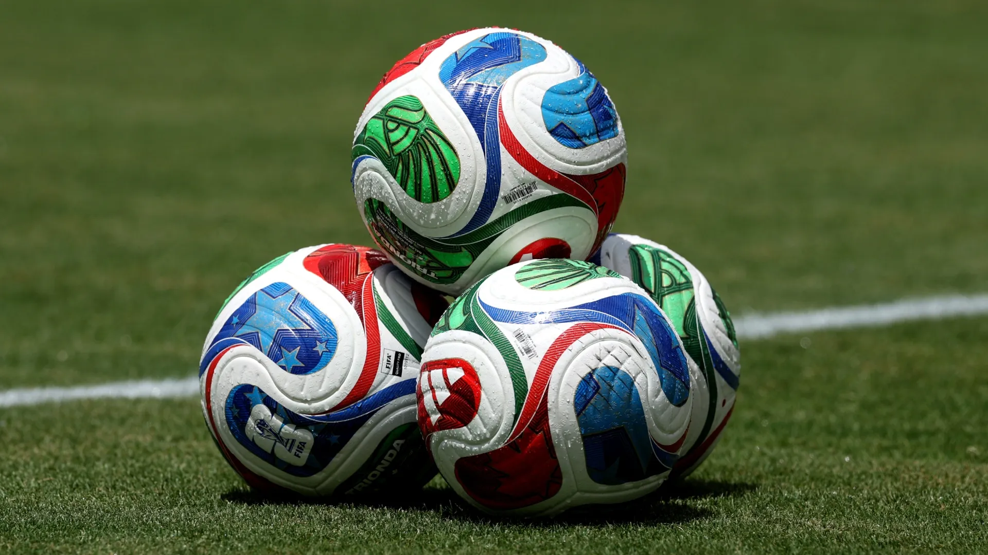 Uma visão detalhada das bolas adidas TRIONDA FIFA World Cup.