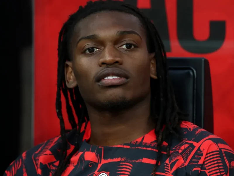 Relatório: Rafael Leão recusa oferta massiva do Al Hilal liderada por Karim Benzema, apesar dos planos de saída do AC Milan