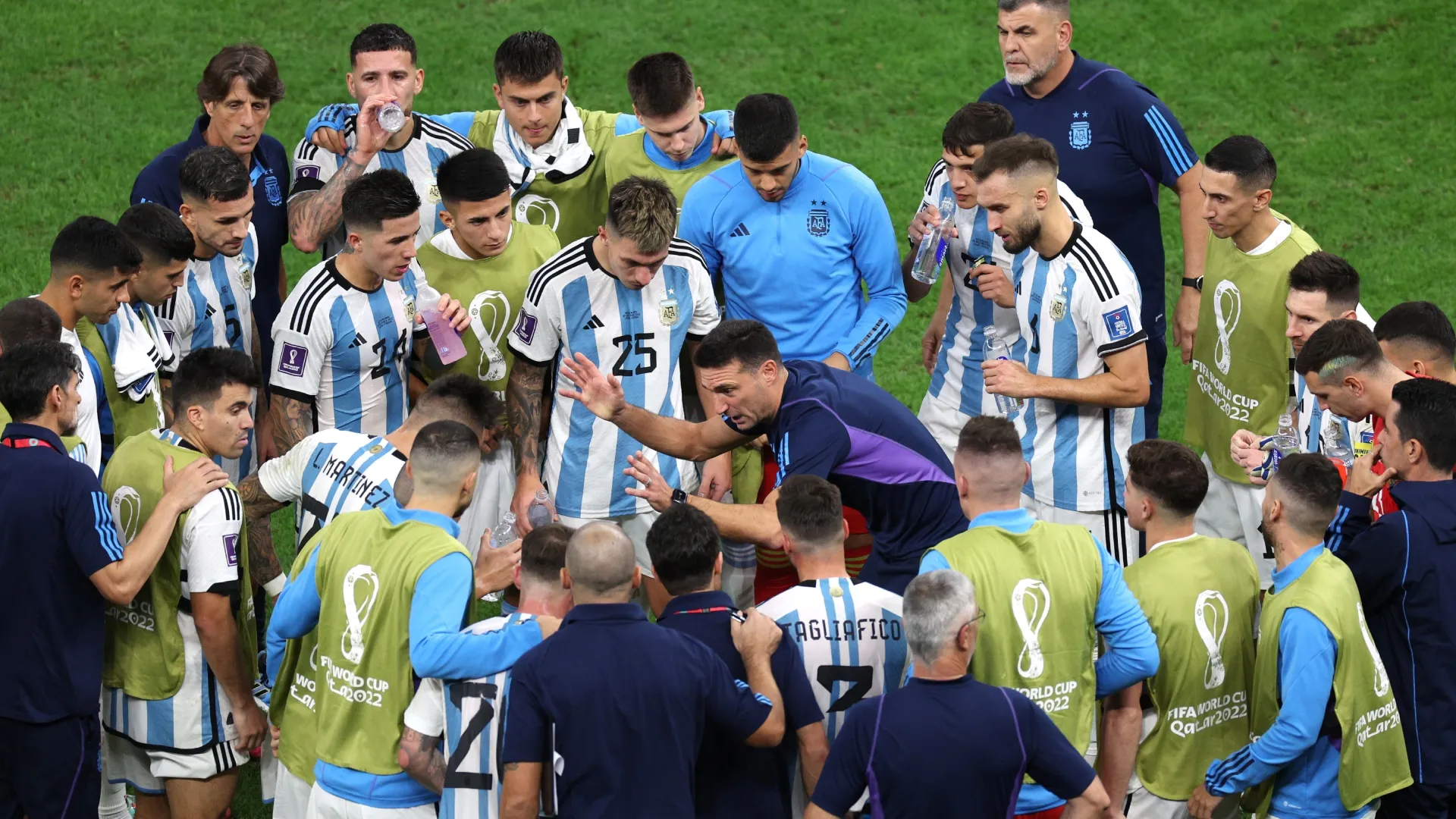 Lionel Scaloni, técnico da Argentina, fala com sua seleção na prorrogação da Copa do Mundo de 2022.