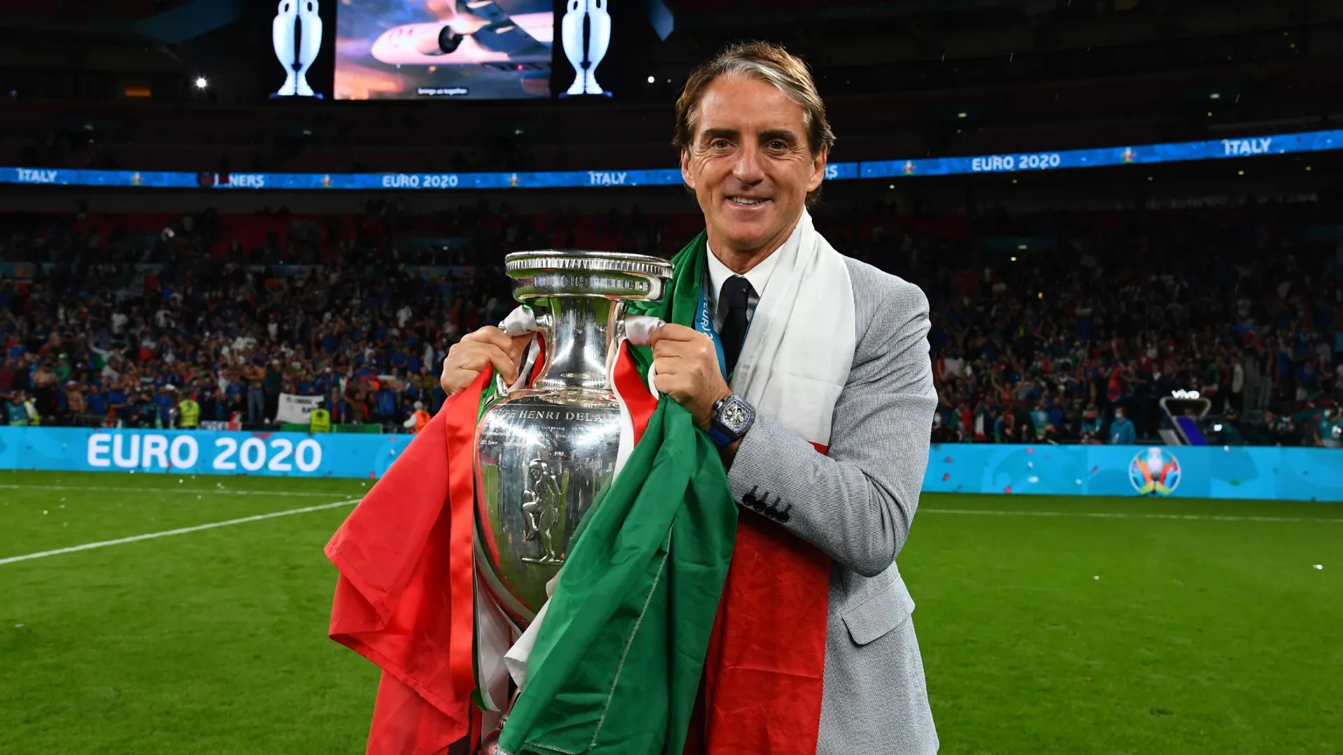 O técnico Roberto Mancini, da Itália, comemora com o Troféu Henri Delaunay.