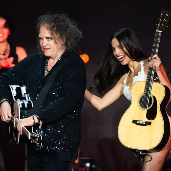 Olivia Rodrigo emociona fãs ao estrear dueto com Robert Smith, do The Cure, durante show surpresa no Primavera Sound