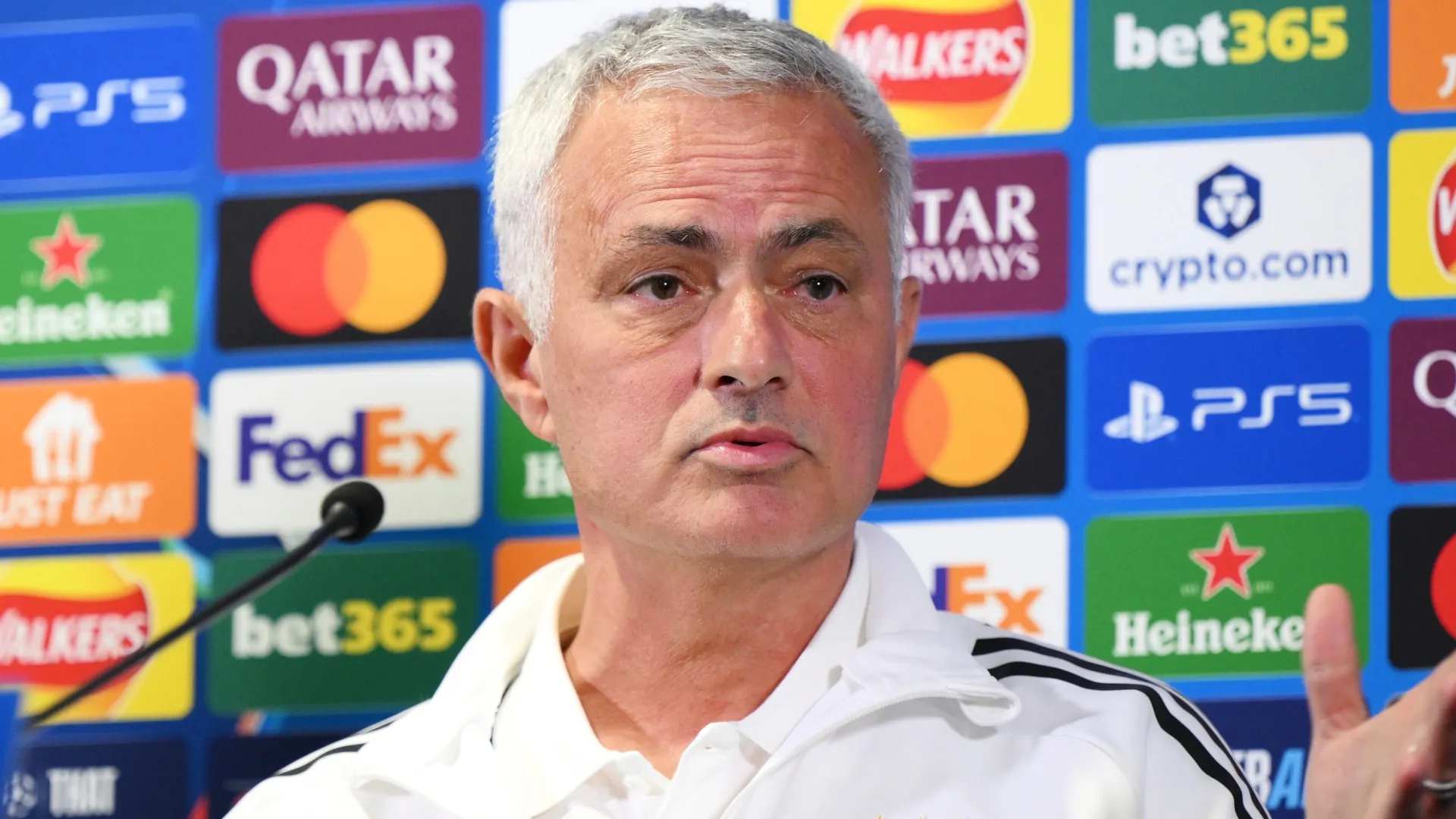 José Mourinho, treinador principal do SL Benfica, reage ao falar com a comunicação social.