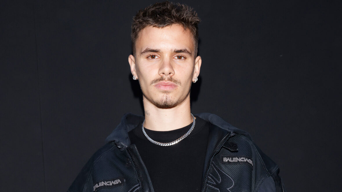 Romeo James Beckham comparece ao desfile da Balenciaga Womenswear outono/inverno 2025-2026