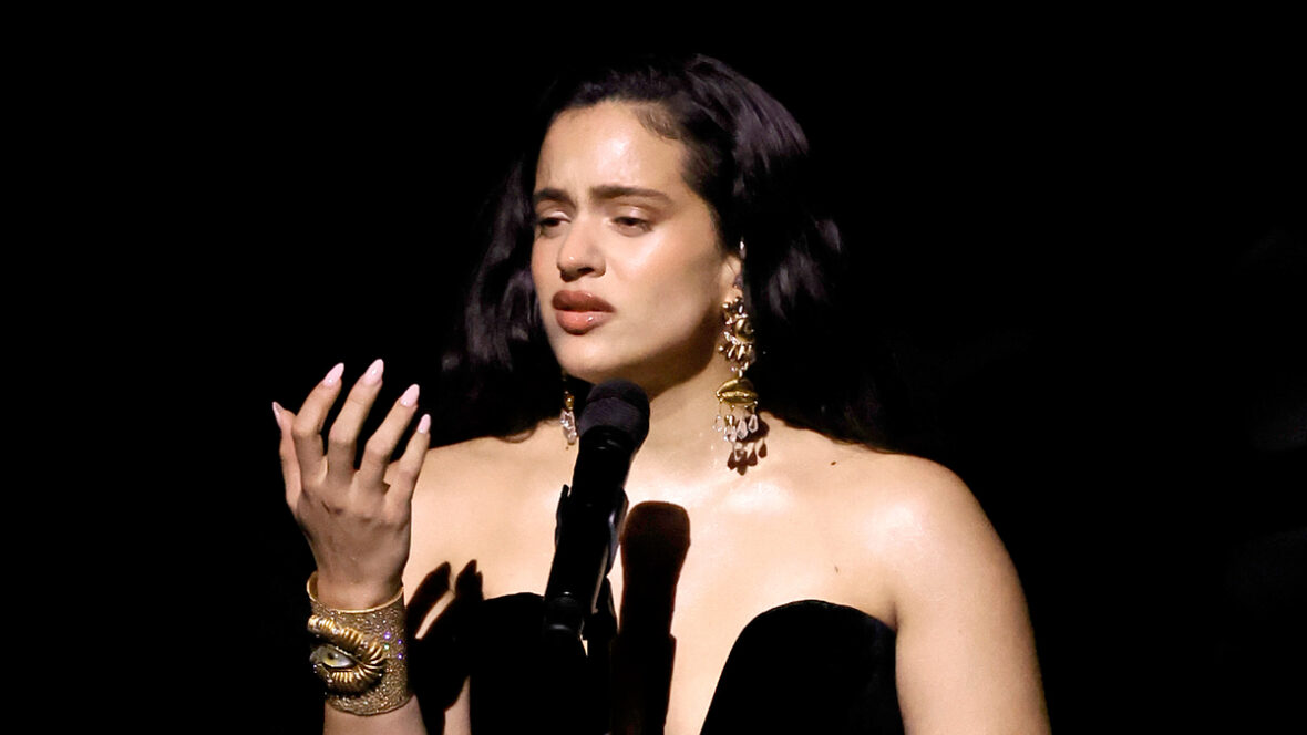 Rosália se apresentando de preto no palco