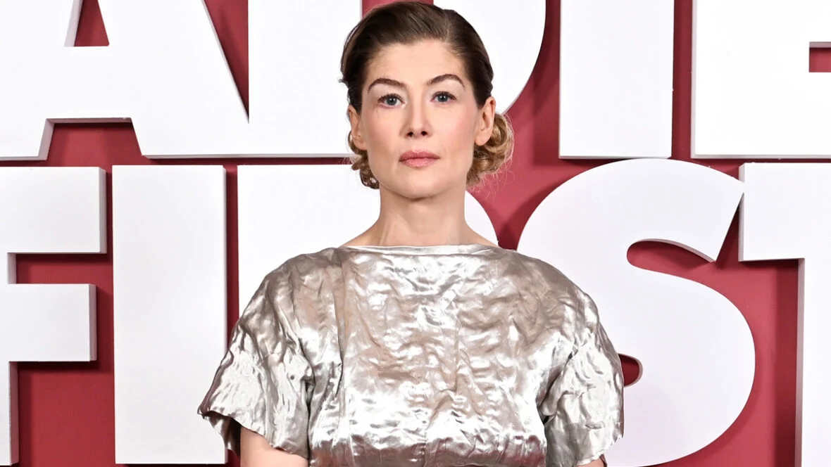 rosamund-pike-chama-membro-do-público Rosamund Pike comparece à estreia de LADIES FIRST