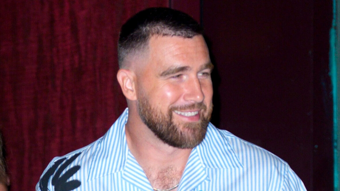 Travis Kelce sorrindo enquanto caminhava pela cidade de Nova York