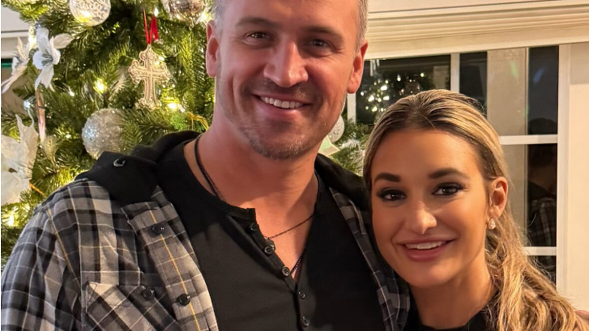 noivo de ryan-lochte Ryan Lochte e Molly Gillihan posam para uma foto juntos em frente a uma árvore de Natal