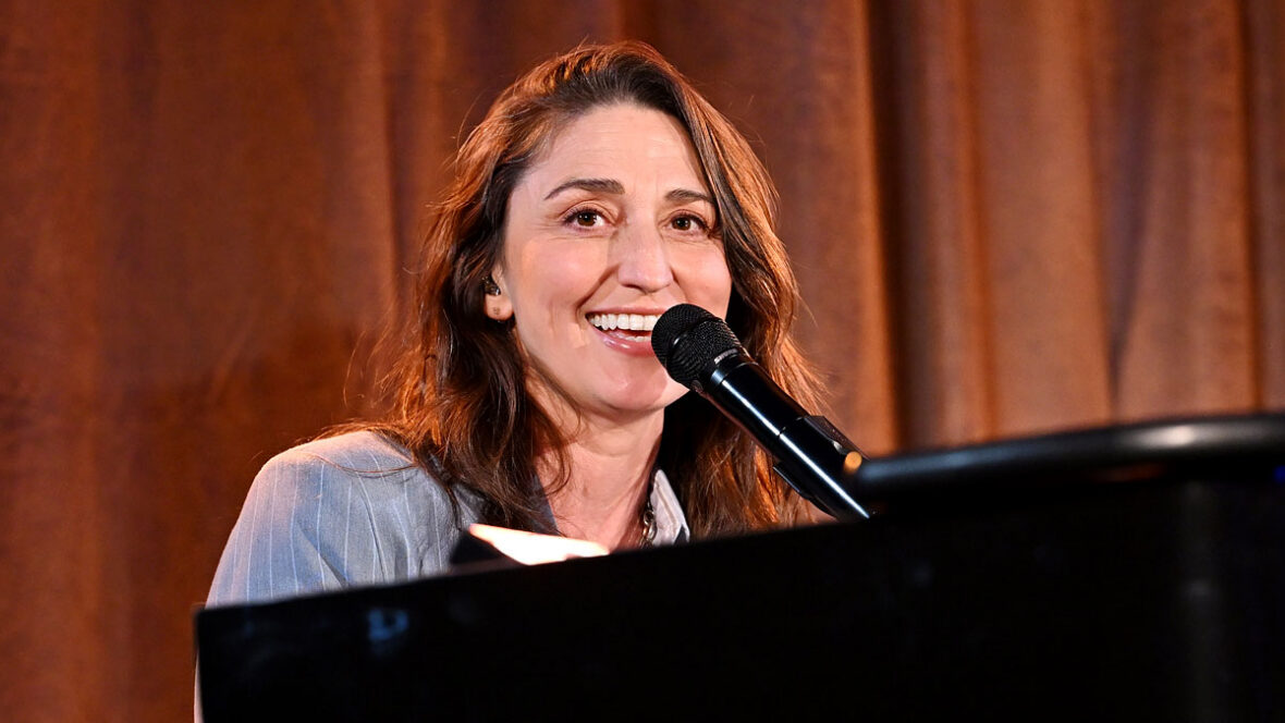 Sara Bareilles tocando piano