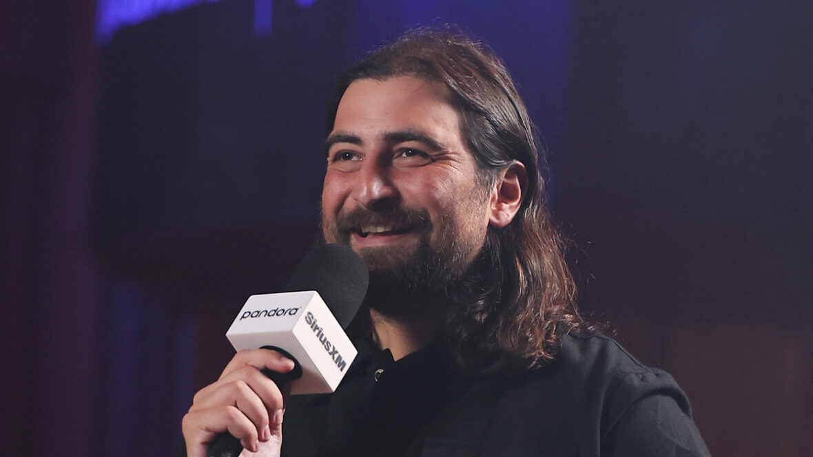 Noah Kahan fala no palco do evento SiriusXM