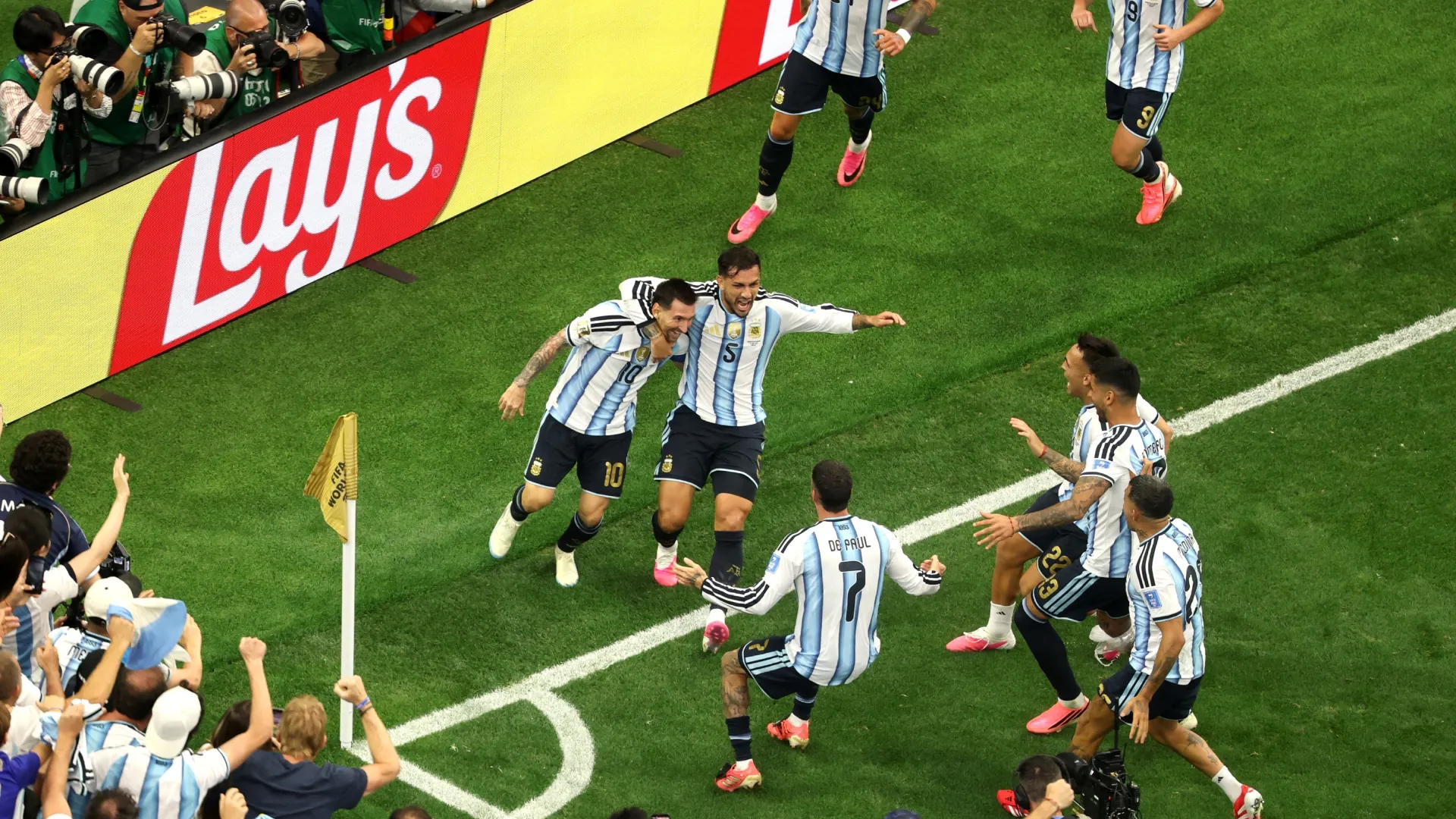 Lionel Messi #10 da Argentina comemora com os companheiros depois de marcar contra a Áustria.