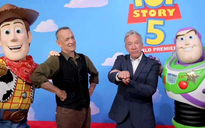 Tom Hanks e Tim Allen posam com Woody e Buzz na estreia de ‘Toy Story 5’ em Los Angeles
