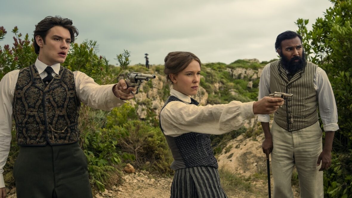 Louis Partridge como Tewkesbury, Millie Bobby Brown como Enola Holmes e Himesh Patel como Dr. Watson em Enola Holmes 3