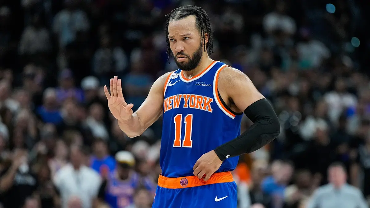 New York Knicks guard Jalen Brunson motions to teammates on basketball court.