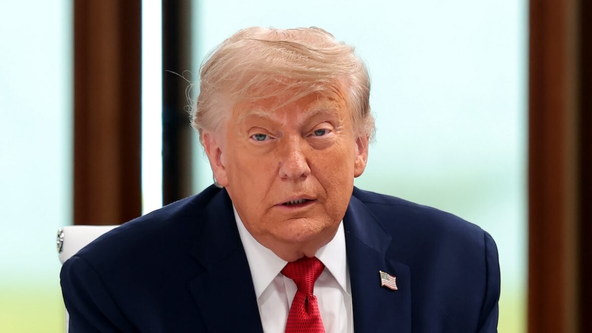 Presidente Trump participa na cimeira do G7 em Evian, França O presidente dos EUA, Donald Trump, chega para uma sessão de trabalho sobre a promoção do crescimento económico com os líderes do G7 e parceiros de divulgação do G7, enquanto o chanceler alemão Friedrich Merz observa, durante a Cimeira do G7 em 17 de junho de 2026 em Evian-les-Bains, França. Os líderes dos países do Grupo dos 7 (G7) reuniram-se em Evian, França, perto da fronteira com a Suíça, para a sua cimeira anual para discutir os desafios à paz e à segurança para a Ucrânia e a Europa, a situação no Médio Oriente e outras questões geopolíticas
