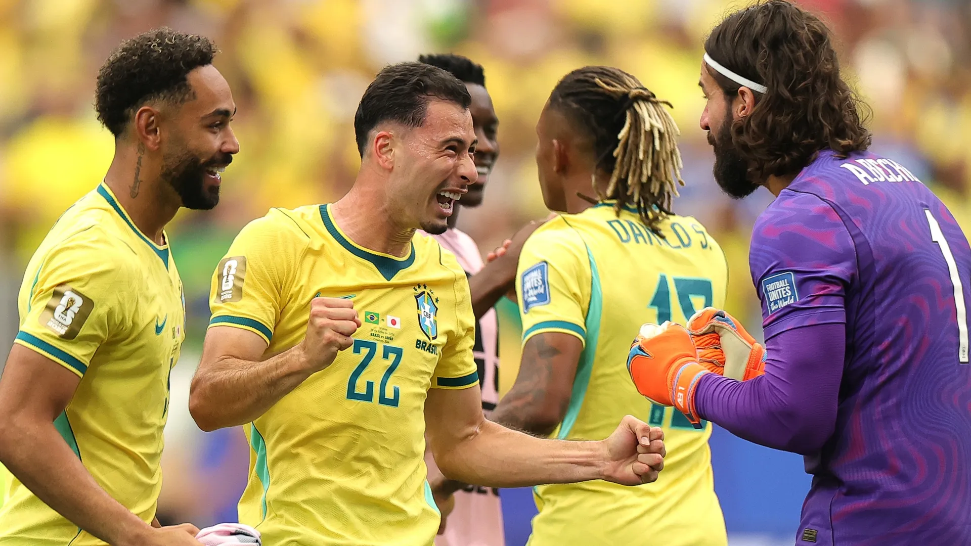 Gabriel Martinelli #22 do Brasil comemora com os companheiros após a vitória por 2 a 1.