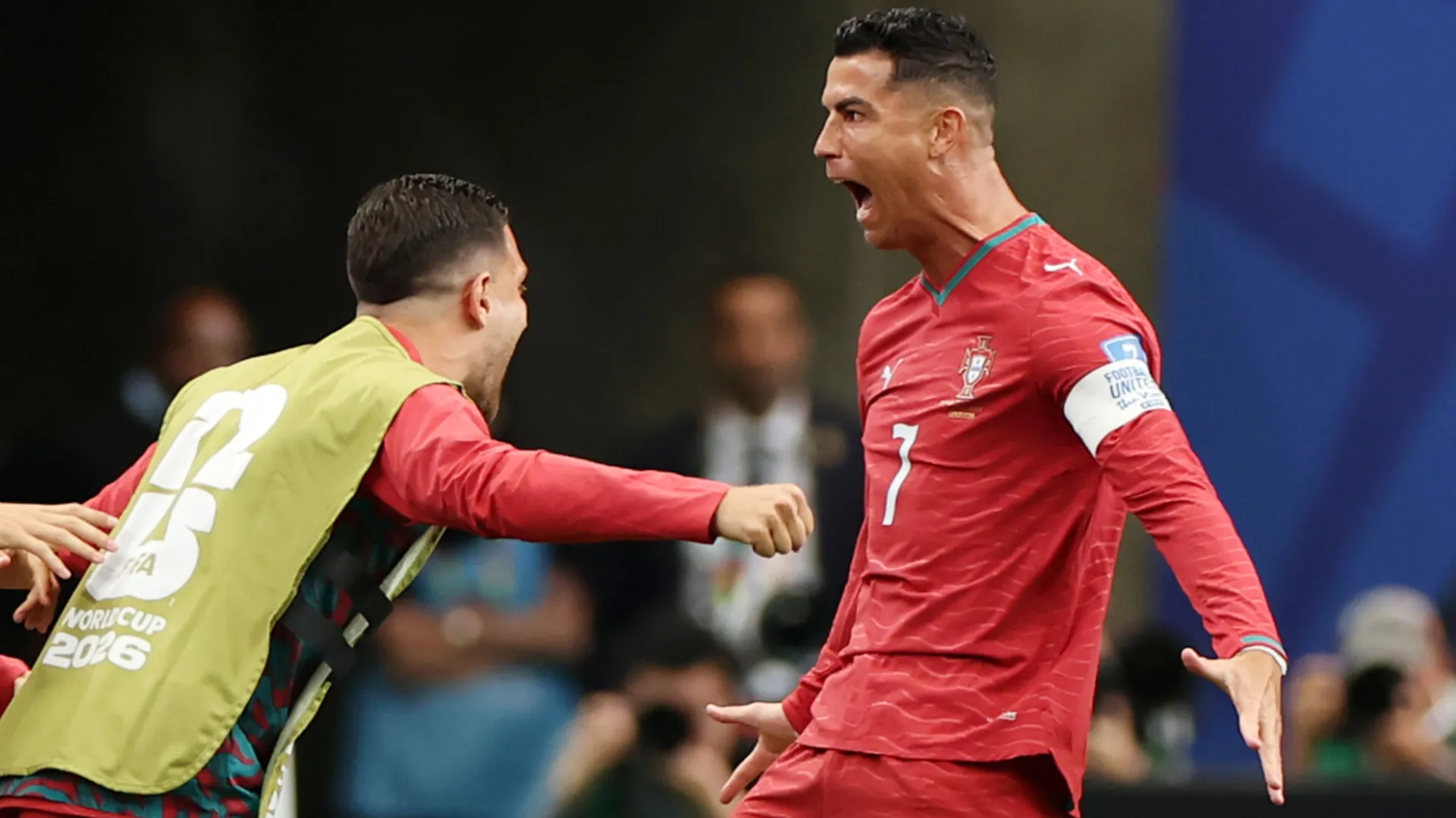 Cristiano Ronaldo #7 de Portugal comemora com os companheiros depois de marcar um gol.