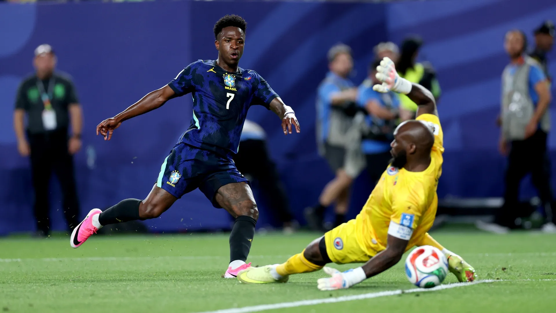 Vinicius Junior nº 7 do Brasil marca contra o Haiti.