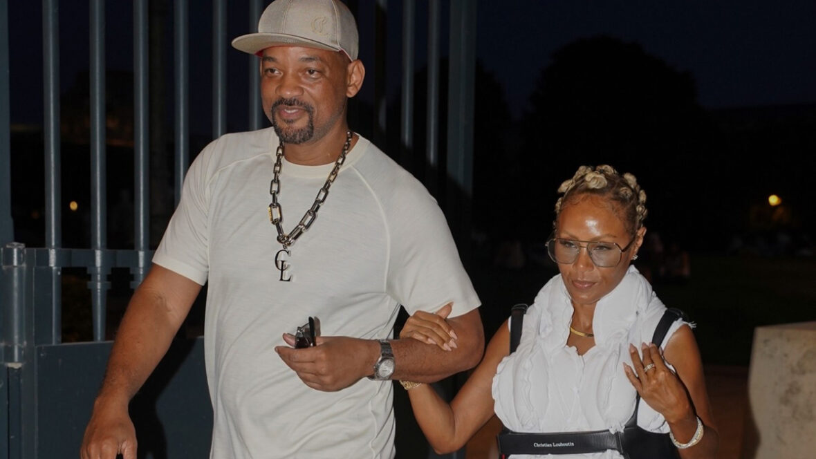 Will Smith e Jada Pinkett Smith caminham de braços dados após jantar no restaurante Lolo em Paris.
