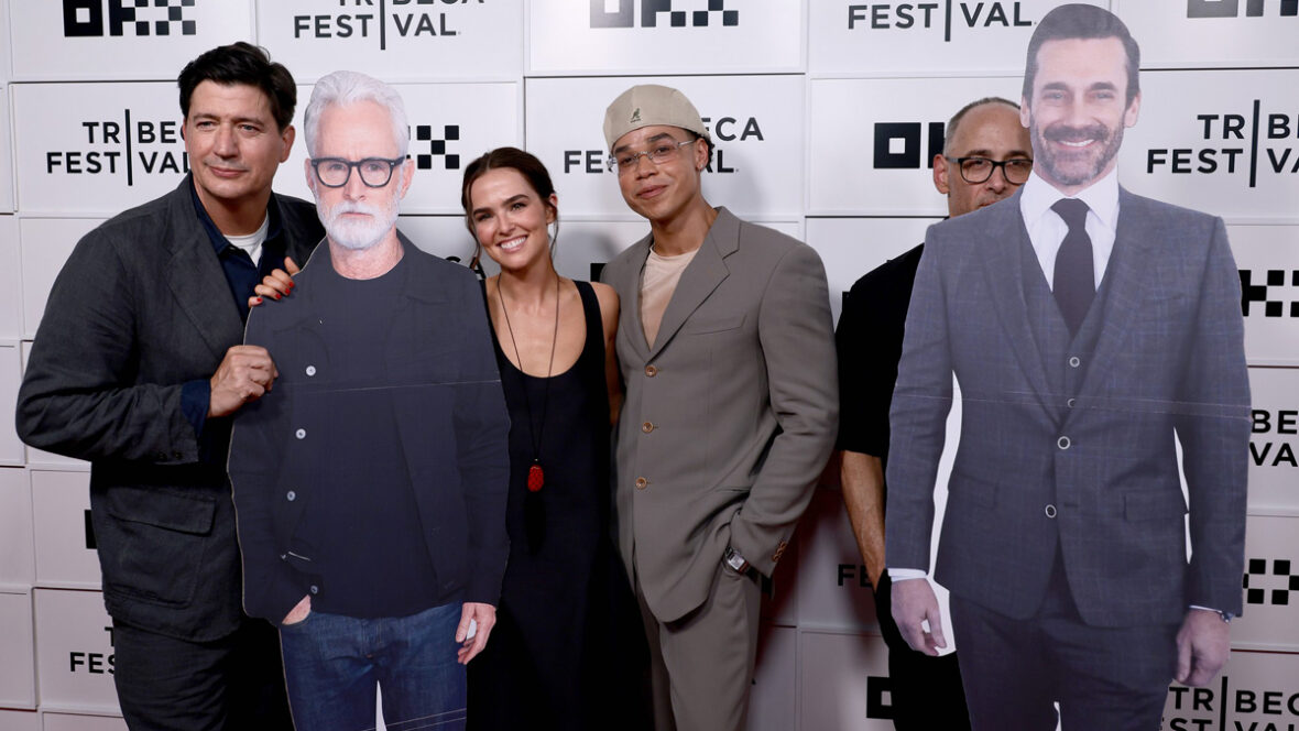 gail-daughtry-tribeca Ken Marino, Zoey Deutch e Miles Gutierrez-Riley posam com um recorte de papelão de John Slattery no