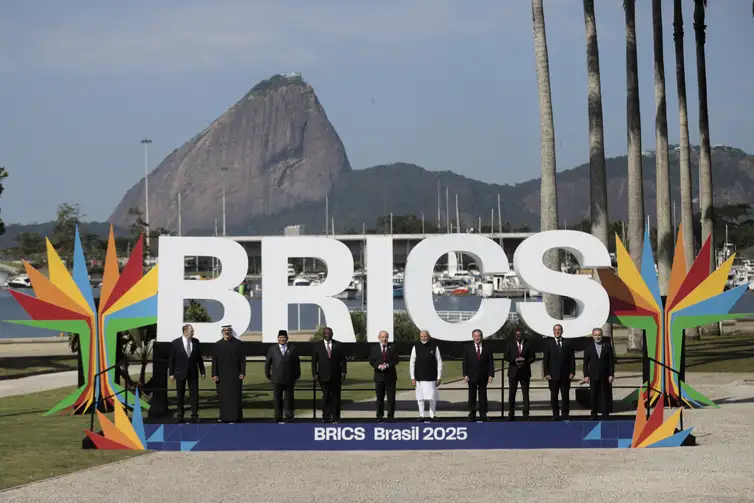 Rio de Janeiro (RJ), 06/07/2025 - Foto ofical do Brics com seus membros.
Da esquerda para direita:
Minister Sergei Lavrov (Rússia),
Khaled bin Mohamed Al Nahyan (Emirados),
Prabowo Subianto (Indonésia)
Cyril Ramaphosa (África do sul)
Luiz Inácio Lula da Silva (Brasil)
Primeiro ministro, Narendra Modi  (Índia)
Premier Li Qiang (China)
Abiy Ahmed (Etiópia)
Mostafa Madbouly (Egito)
 Abbas Araghchi (Irã)
Foto: Joédson Alves/Agência Brasil