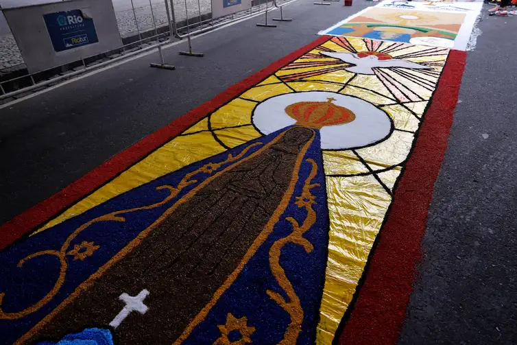 Rio de Janeiro (RJ), 04/06/2026 - Tapetes de Corpus Christi sendo confeccionados na avenida Chile, ao lado da Catedral Metropolitana de São Sebastião do Rio de Janeiro. Foto: Tânia Rêgo/Agência Brasil