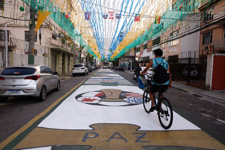 Tânia Rêgo/Agência Brasil Rio de Janeiro (RJ), 09/06/2026 - Rua Pereira Nunes, em Vila Isabel, zona norte da cidade, pintada e enfeitada para a Copa do Mundo de Futebol 2026. Foto: Tânia Rêgo/Agência Brasil